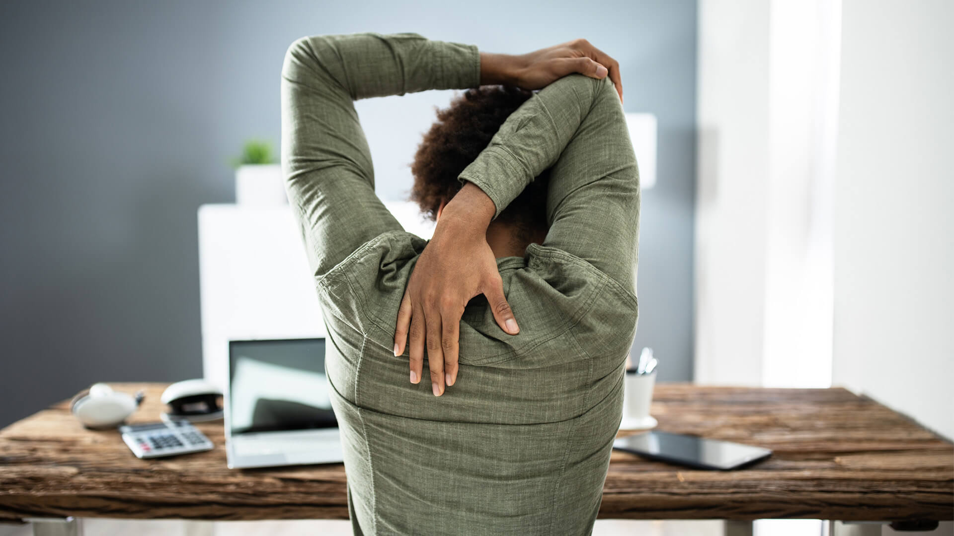 6 Übungen Büro-Yoga direkt am Schreibtisch - stellenanzeigen.de  Arbeitgeberportal