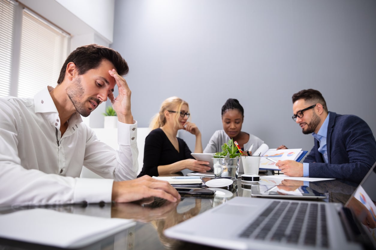 Erste Hilfe bei Kopfschmerzen im Büro: 5 Tipps | careeasy - Dein  Karrieremagazin